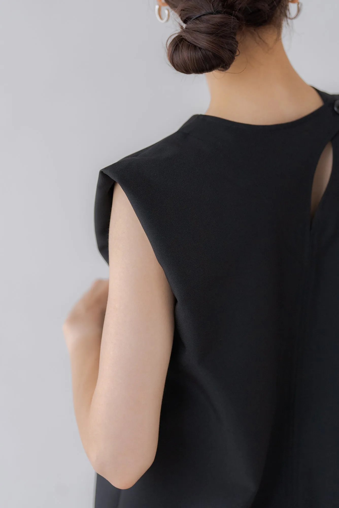 バックデザインノースリトップス｜BACK DESIGN NO SLEEVE TOPS