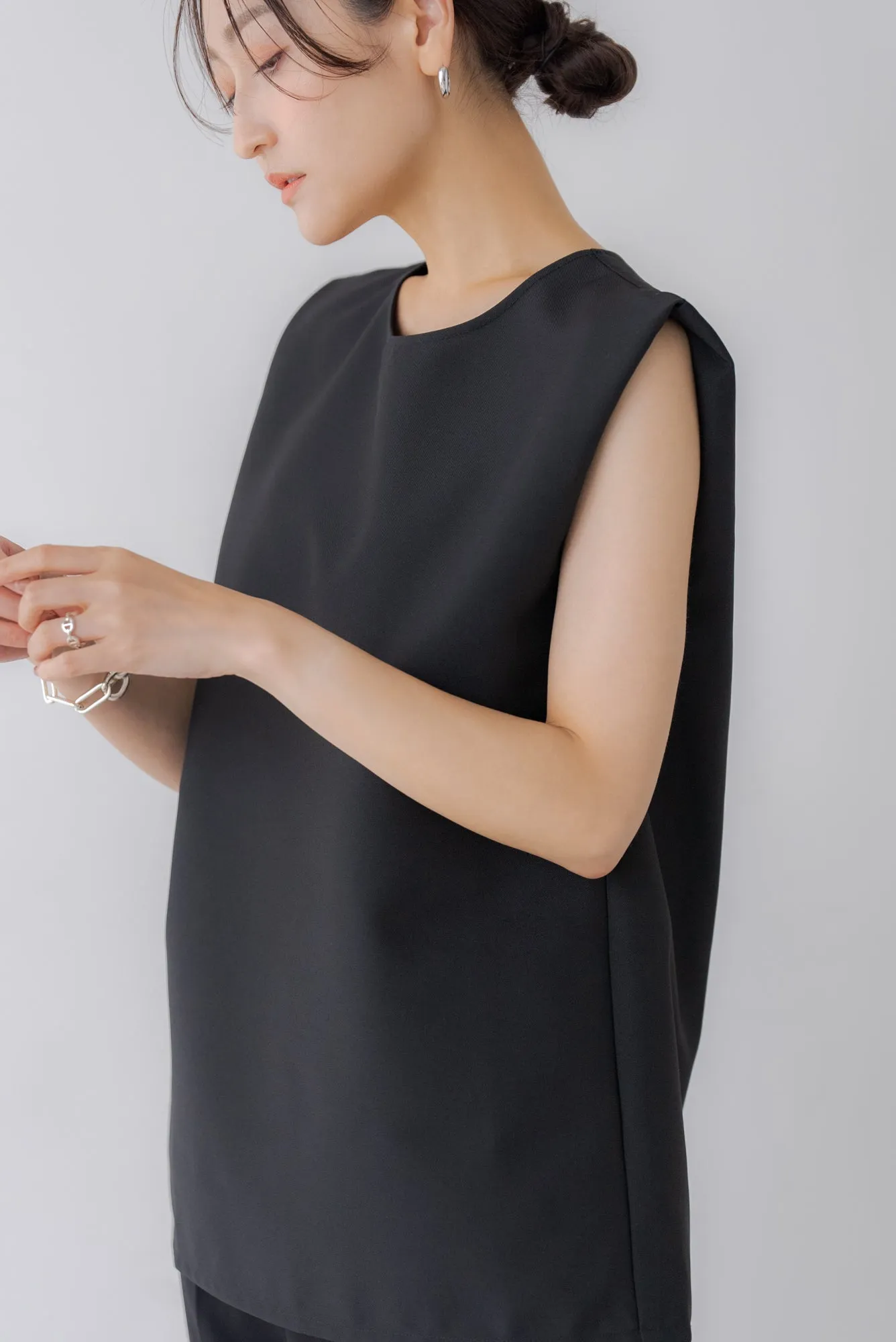 バックデザインノースリトップス｜BACK DESIGN NO SLEEVE TOPS