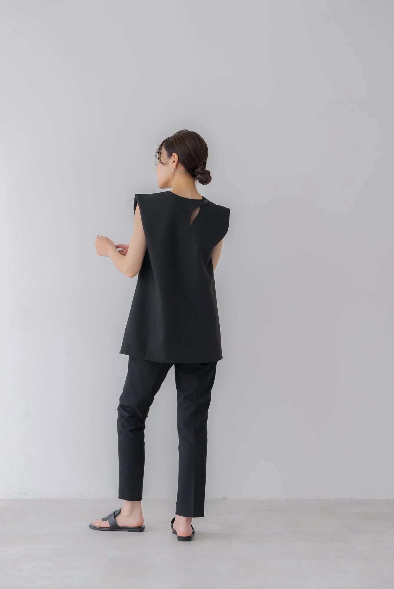 バックデザインノースリトップス｜BACK DESIGN NO SLEEVE TOPS