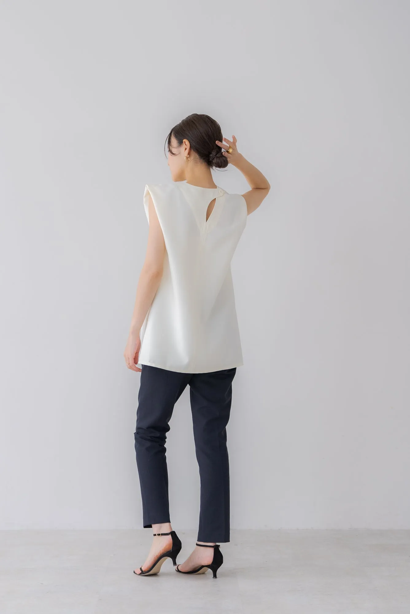 バックデザインノースリトップス｜BACK DESIGN NO SLEEVE TOPS
