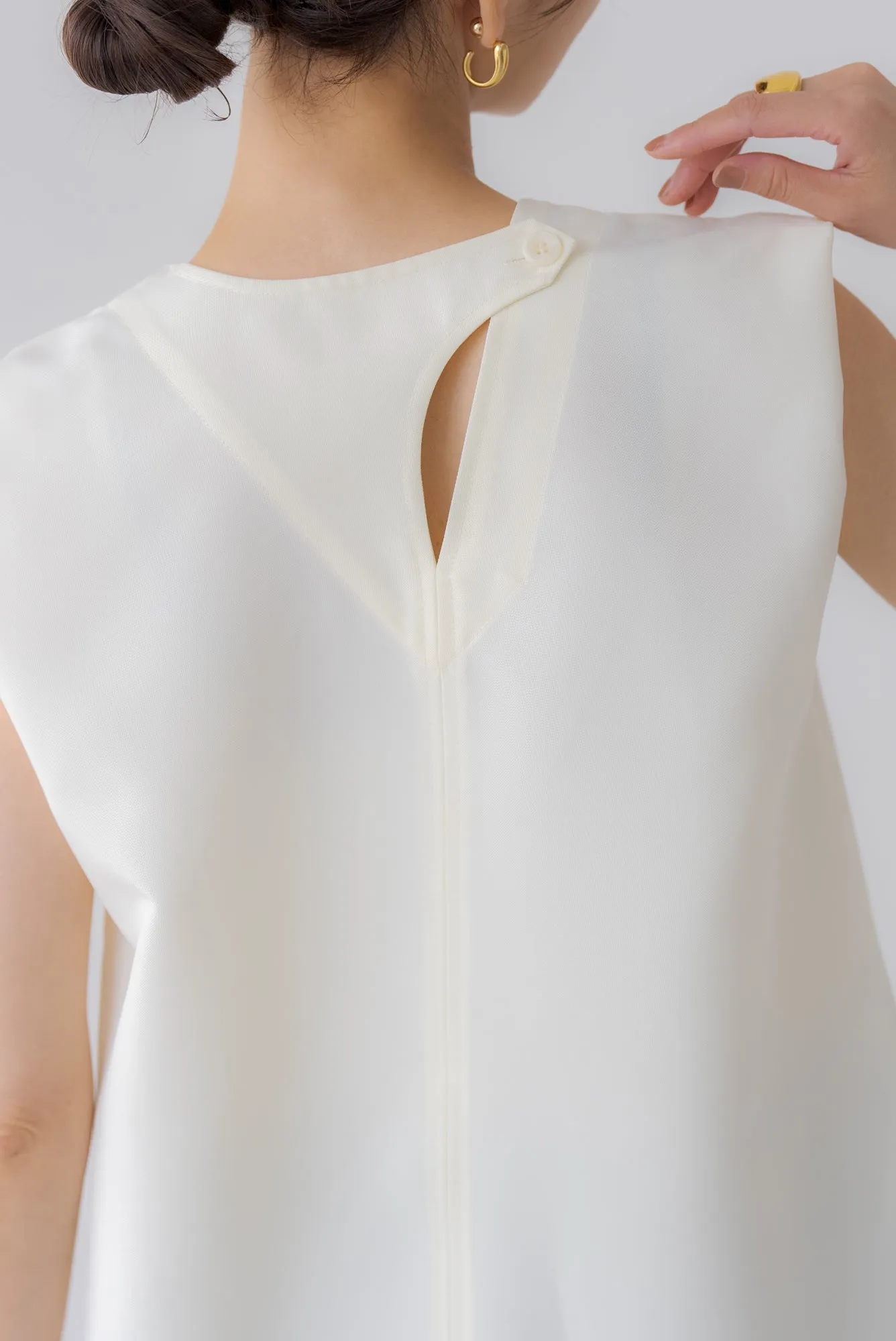 バックデザインノースリトップス｜BACK DESIGN NO SLEEVE TOPS