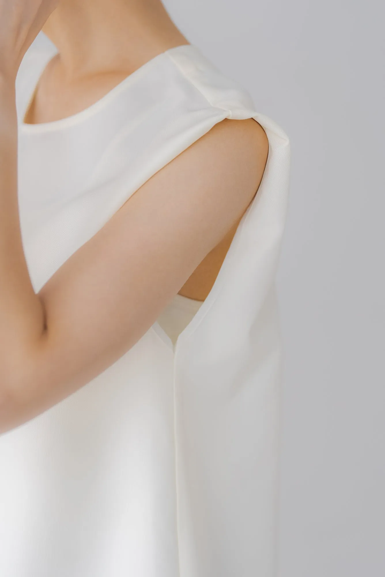 バックデザインノースリトップス｜BACK DESIGN NO SLEEVE TOPS