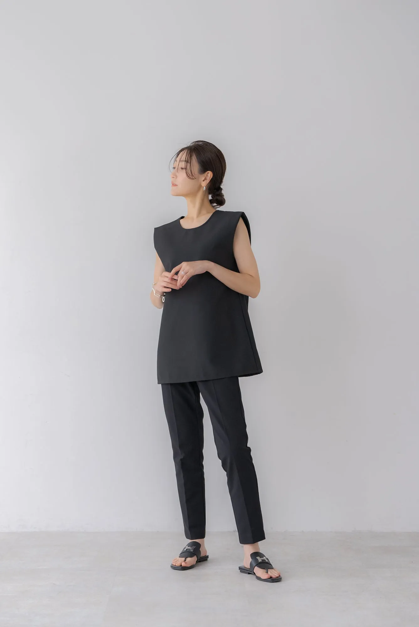 バックデザインノースリトップス｜BACK DESIGN NO SLEEVE TOPS