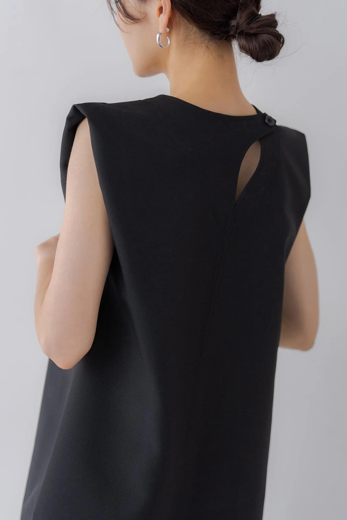 バックデザインノースリトップス｜BACK DESIGN NO SLEEVE TOPS