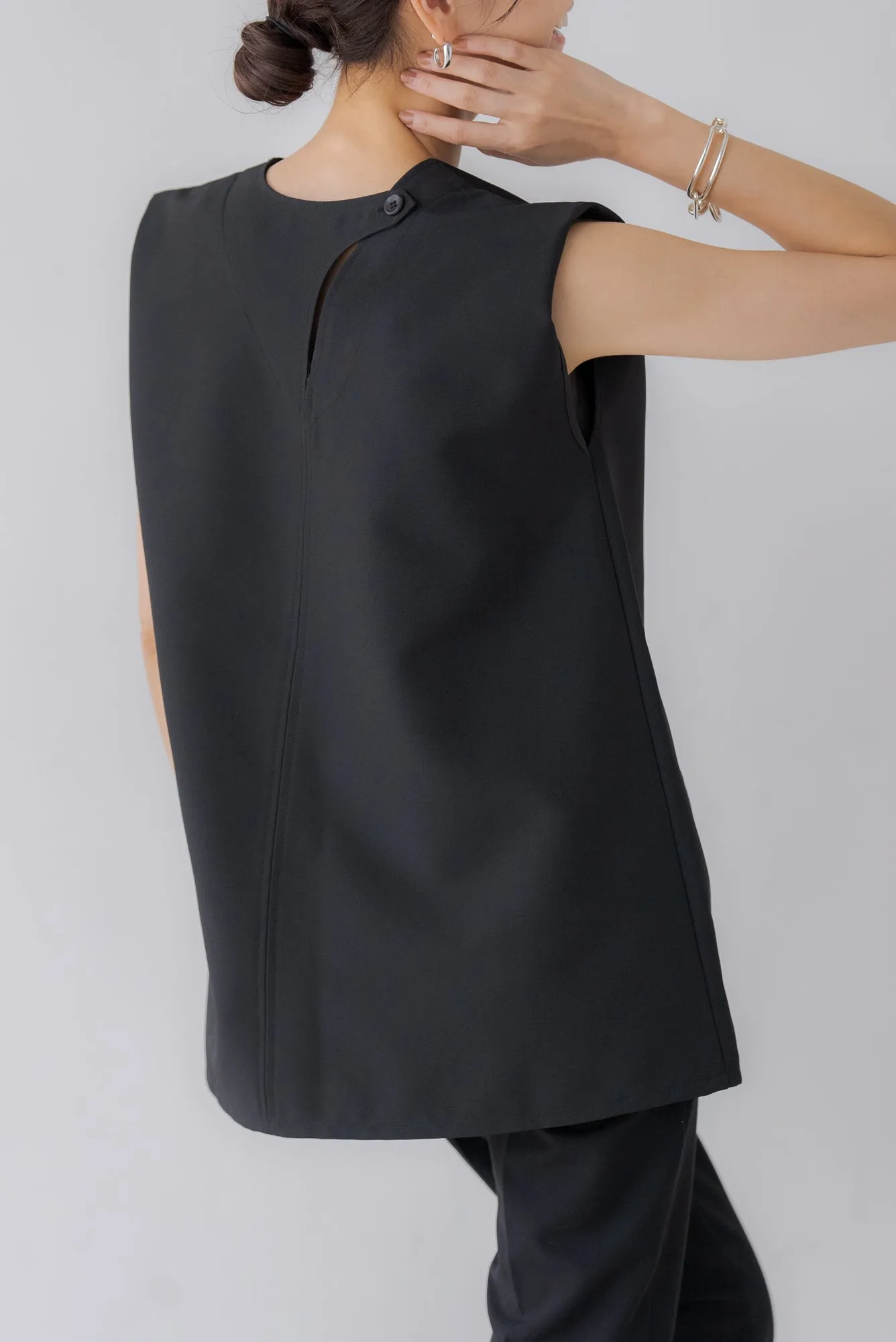 バックデザインノースリトップス｜BACK DESIGN NO SLEEVE TOPS