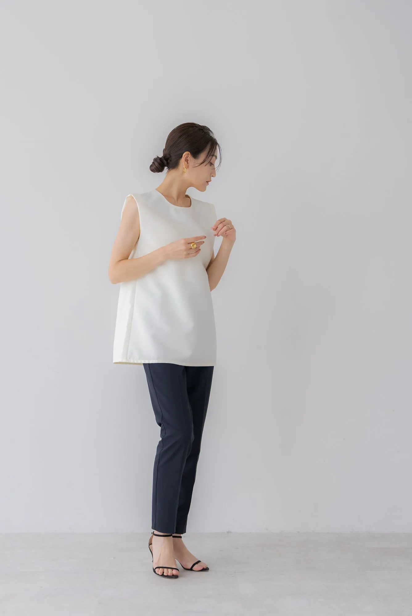バックデザインノースリトップス｜BACK DESIGN NO SLEEVE TOPS