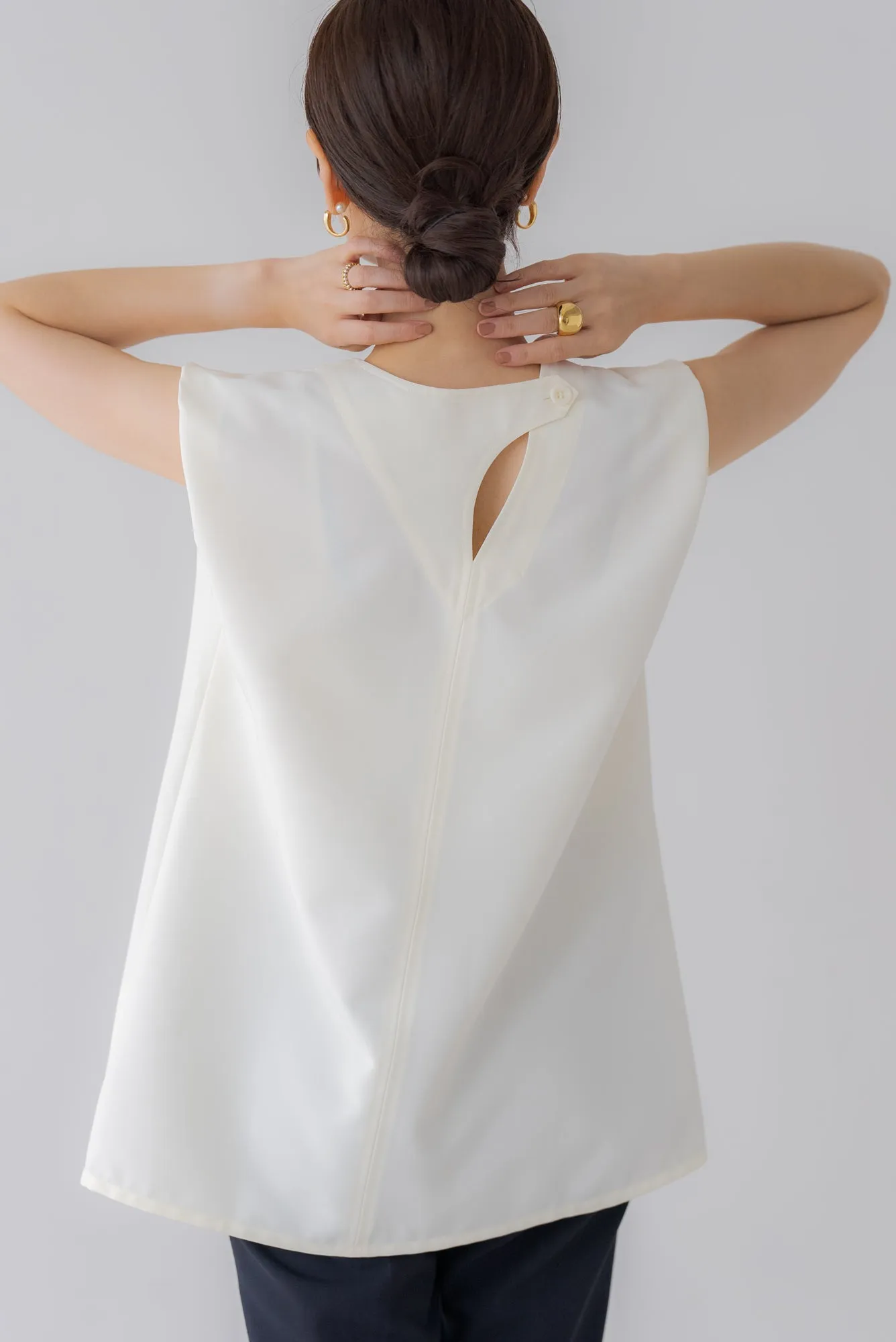 バックデザインノースリトップス｜BACK DESIGN NO SLEEVE TOPS