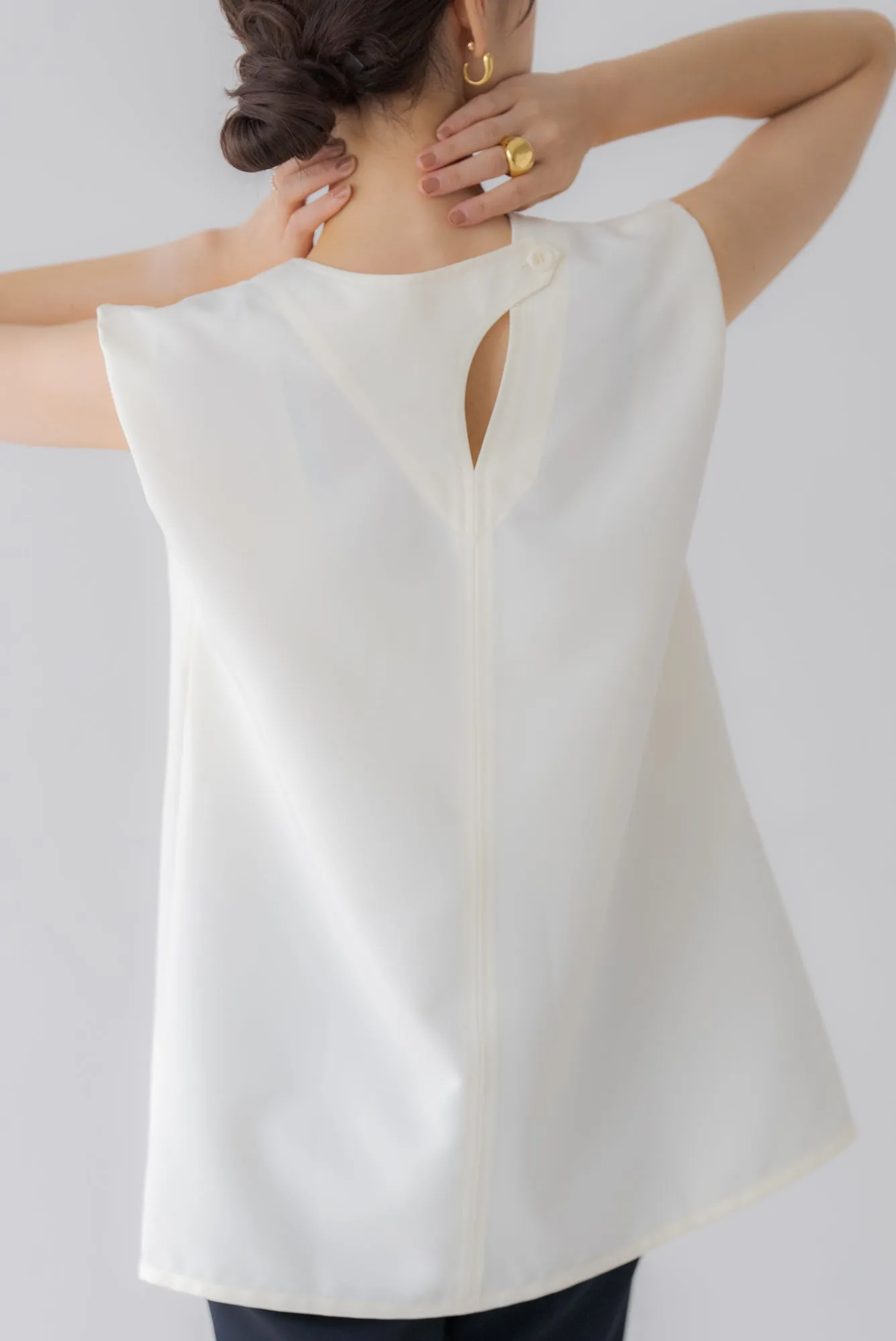 バックデザインノースリトップス｜BACK DESIGN NO SLEEVE TOPS