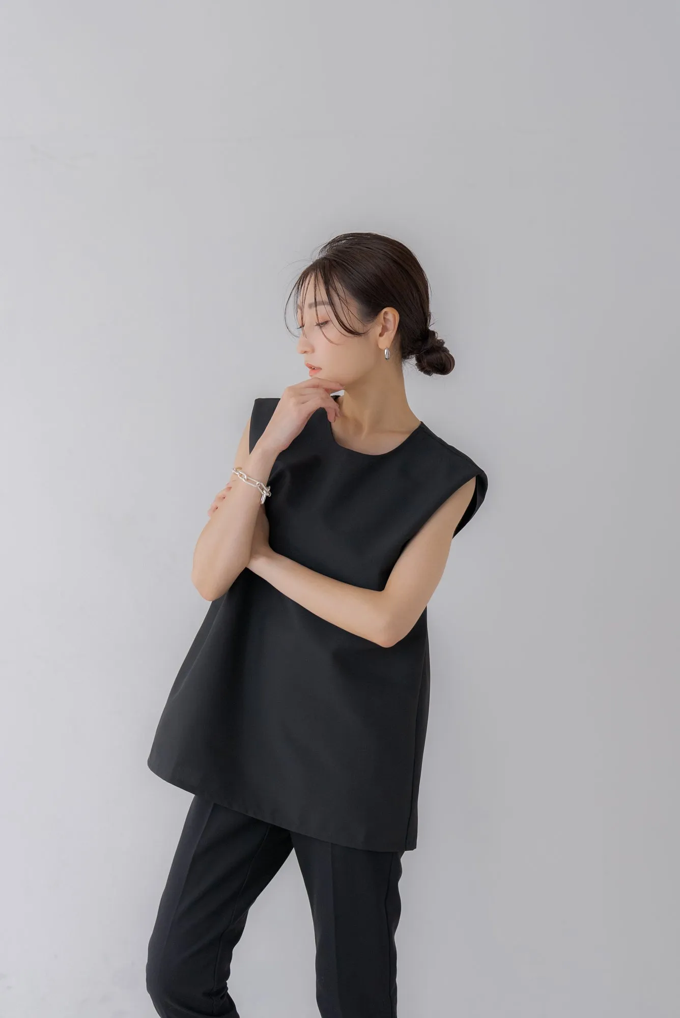 バックデザインノースリトップス｜BACK DESIGN NO SLEEVE TOPS