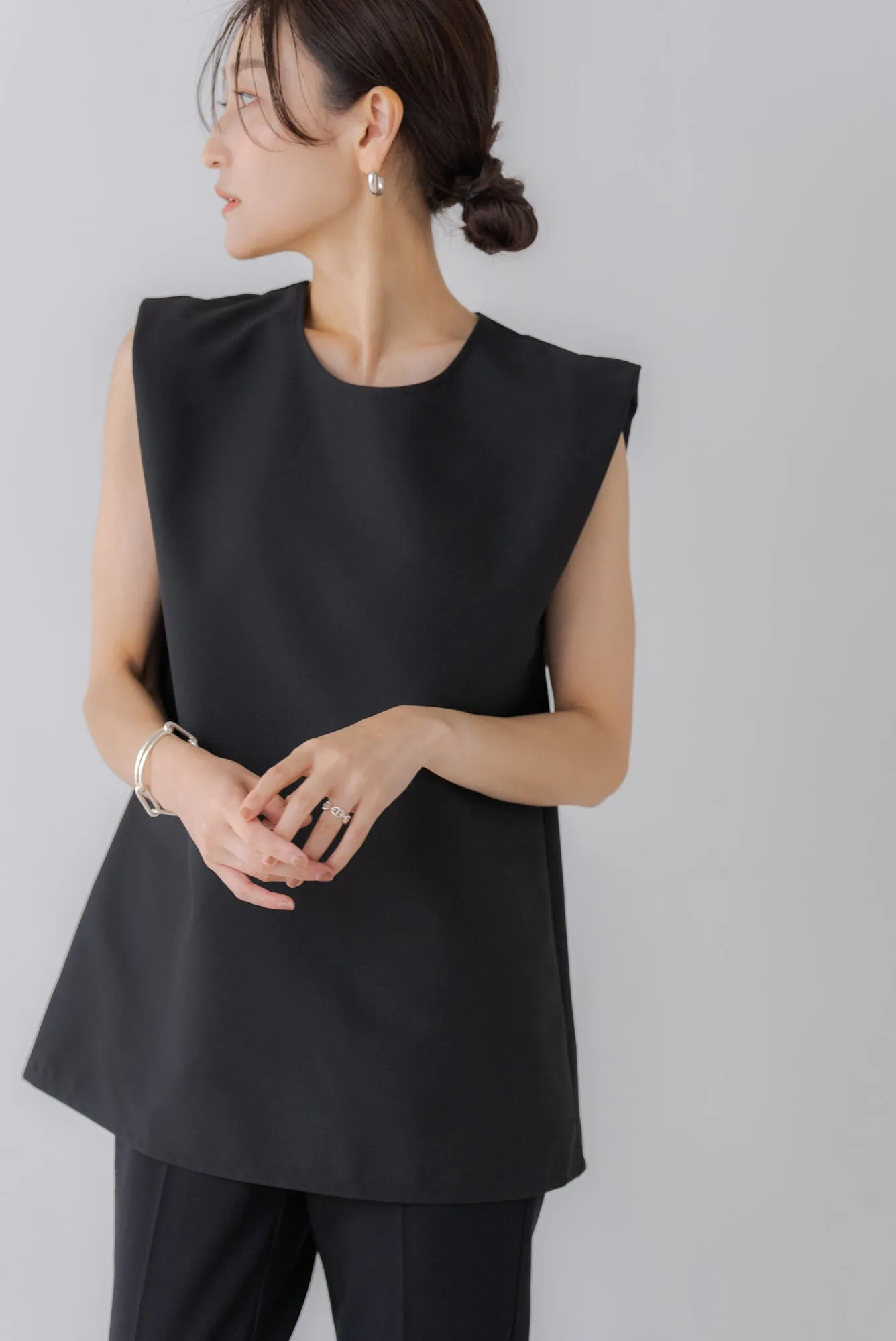 バックデザインノースリトップス｜BACK DESIGN NO SLEEVE TOPS