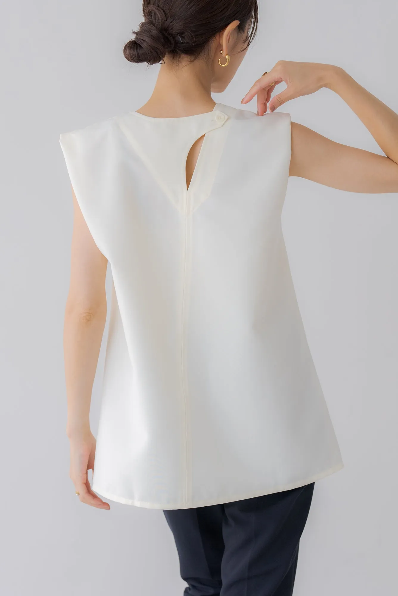 バックデザインノースリトップス｜BACK DESIGN NO SLEEVE TOPS