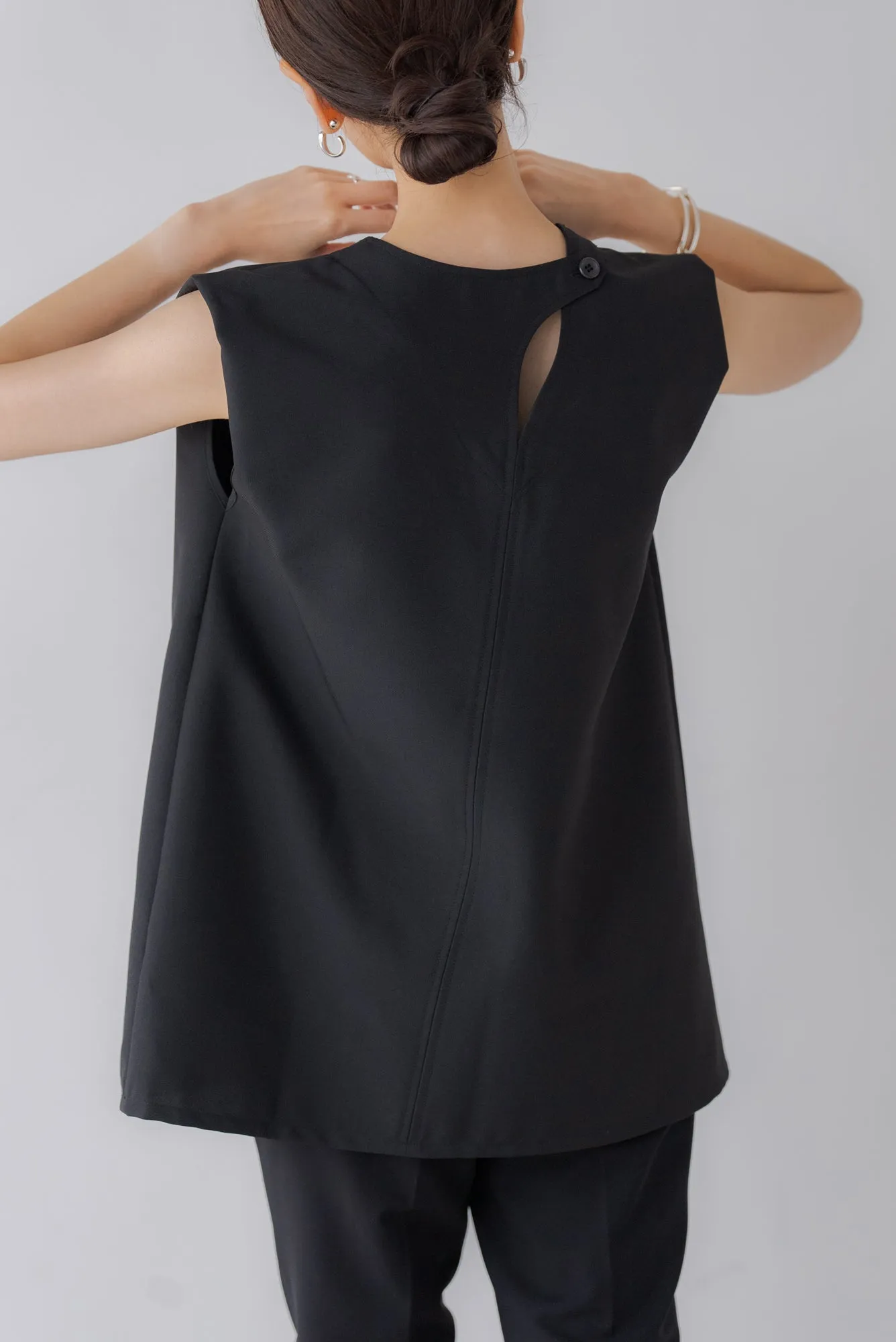 バックデザインノースリトップス｜BACK DESIGN NO SLEEVE TOPS