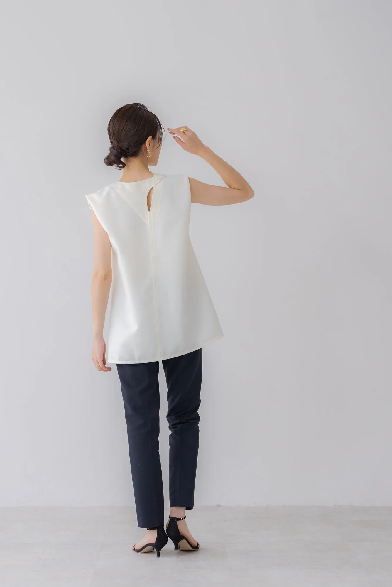 バックデザインノースリトップス｜BACK DESIGN NO SLEEVE TOPS
