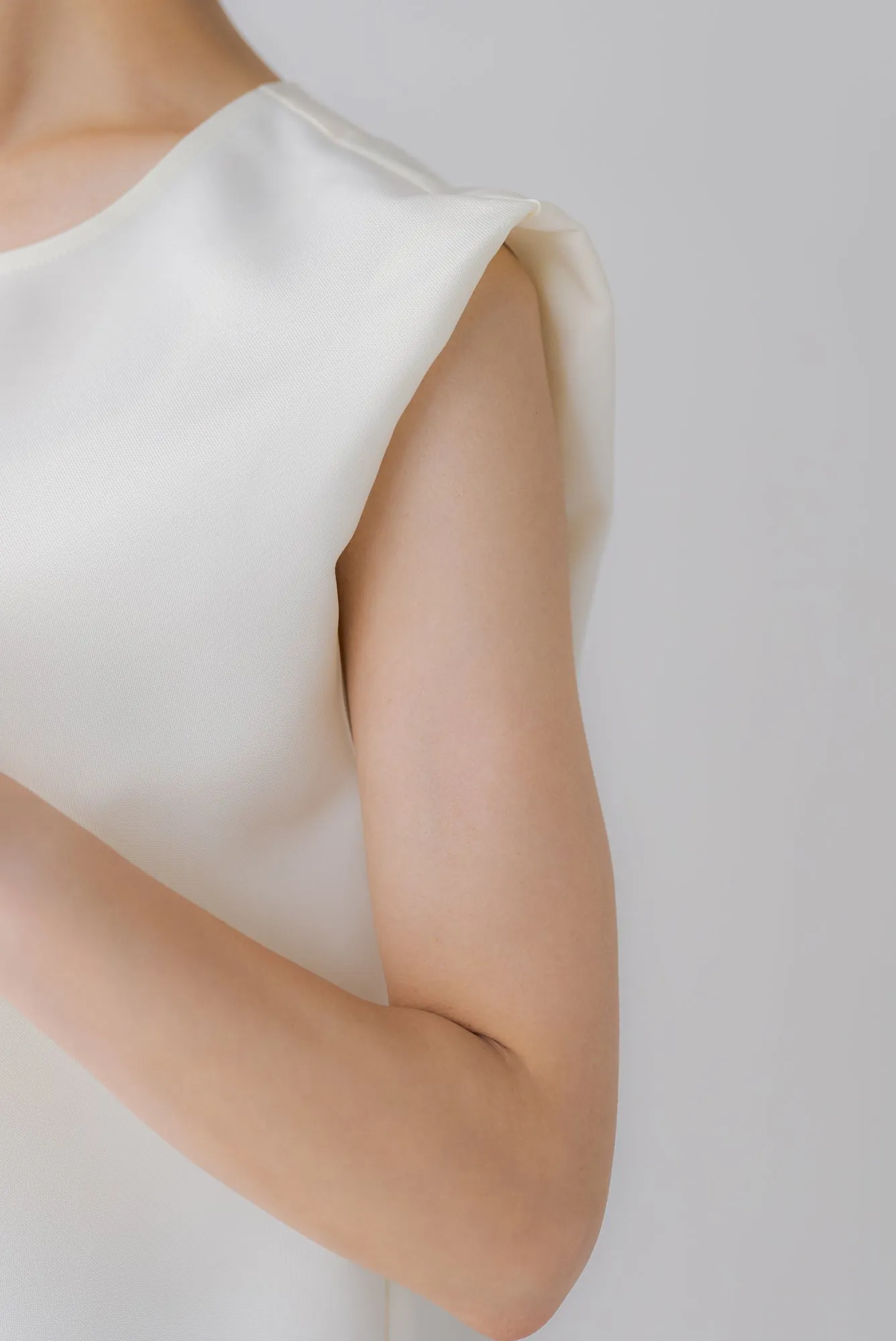 バックデザインノースリトップス｜BACK DESIGN NO SLEEVE TOPS