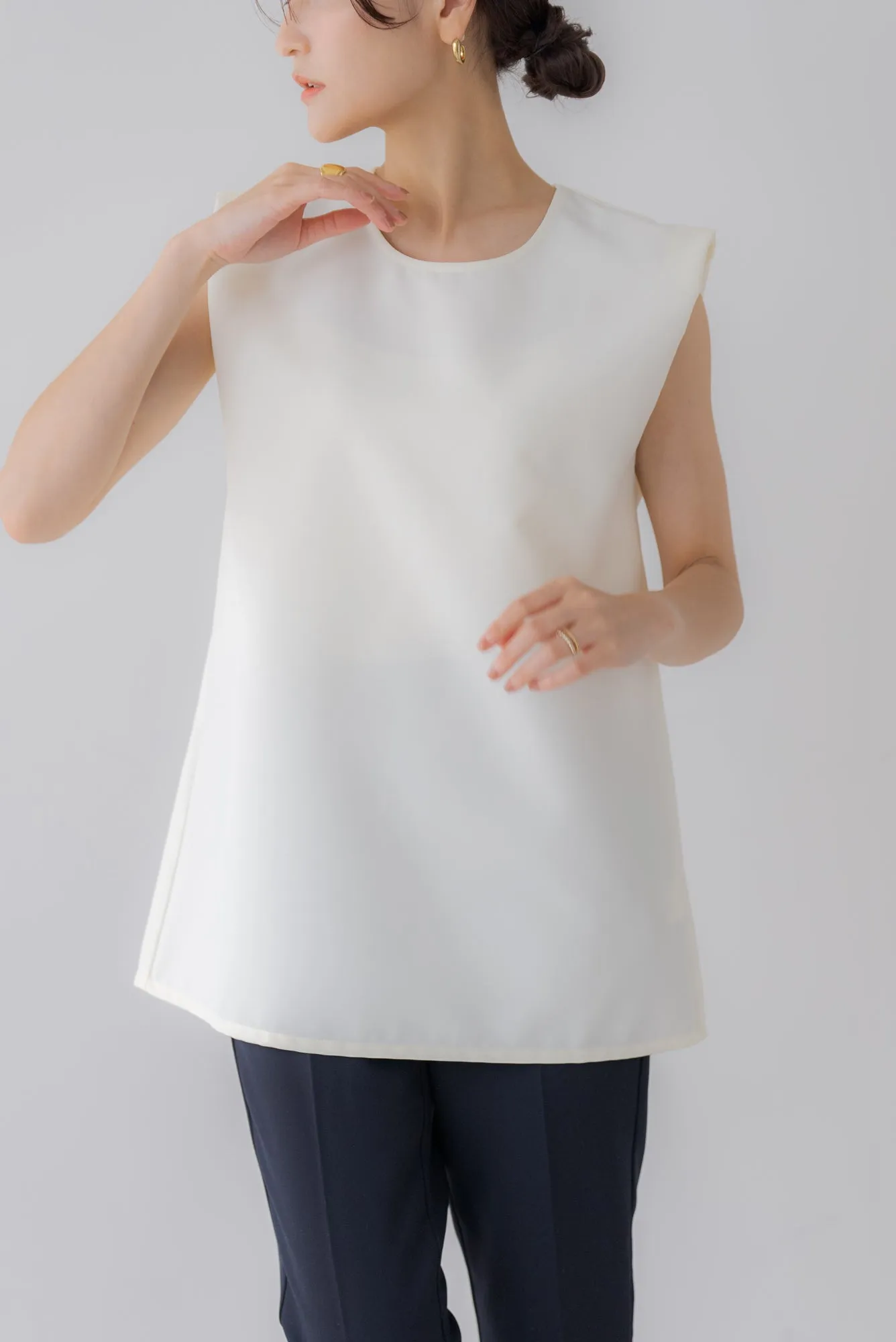 バックデザインノースリトップス｜BACK DESIGN NO SLEEVE TOPS