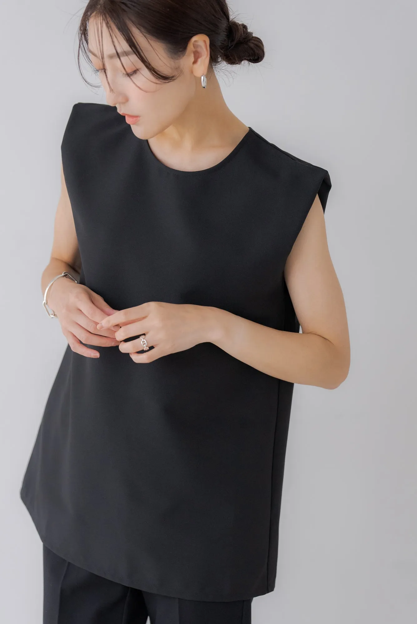 バックデザインノースリトップス｜BACK DESIGN NO SLEEVE TOPS