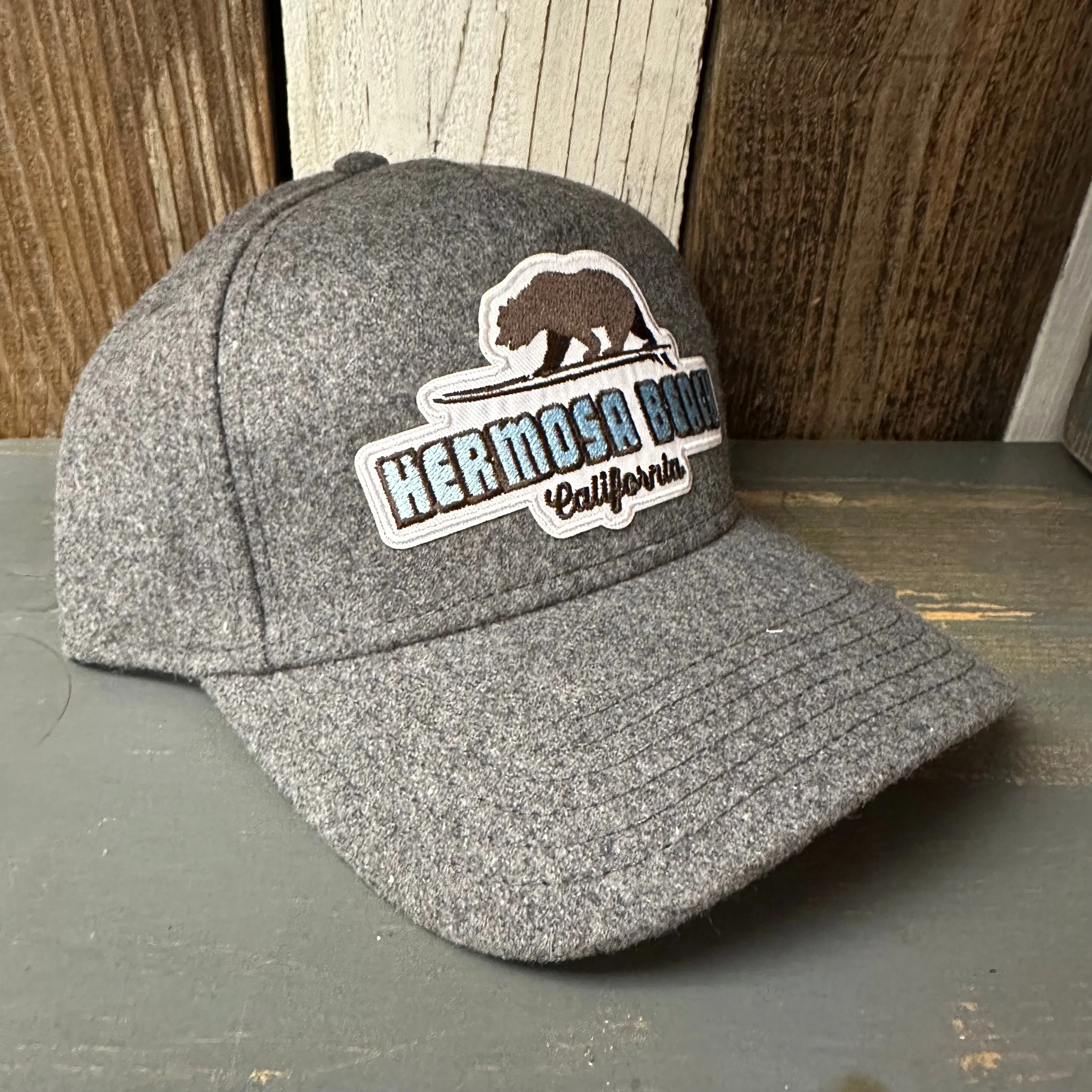 Hermosa Beach SURFING GRIZZLY BEAR - OTTO FLEX Baseball Cap - Heather Grey
